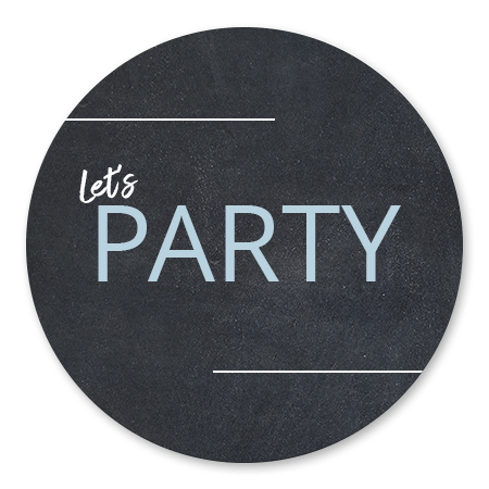 Let's party blauwe letter op krijt